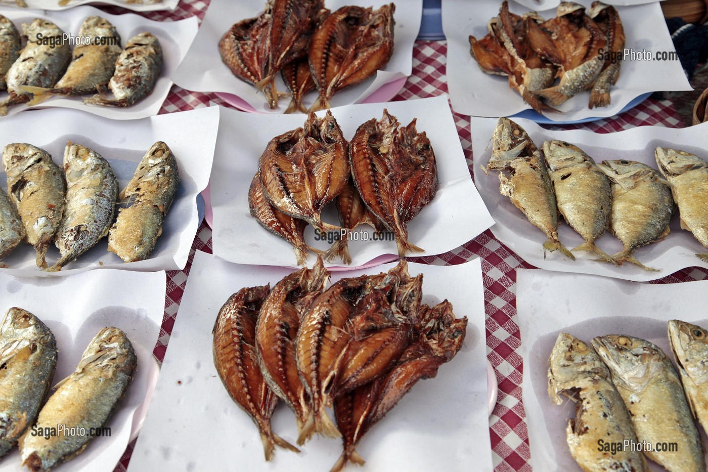 ETALAGE DE POISSONS SECHES, MARCHE DE BANG SAPHAN, THAILANDE, ASIE 