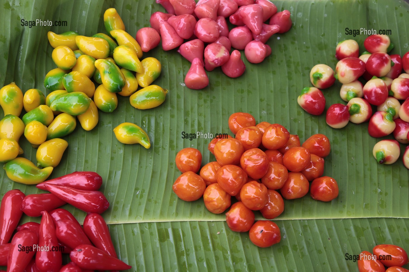 CONFISERIES THALANDAISES, BONBONS EN FORME DE FRUITS COLORES, MARCHE DE BANG SAPHAN, THAILANDE, ASIE 