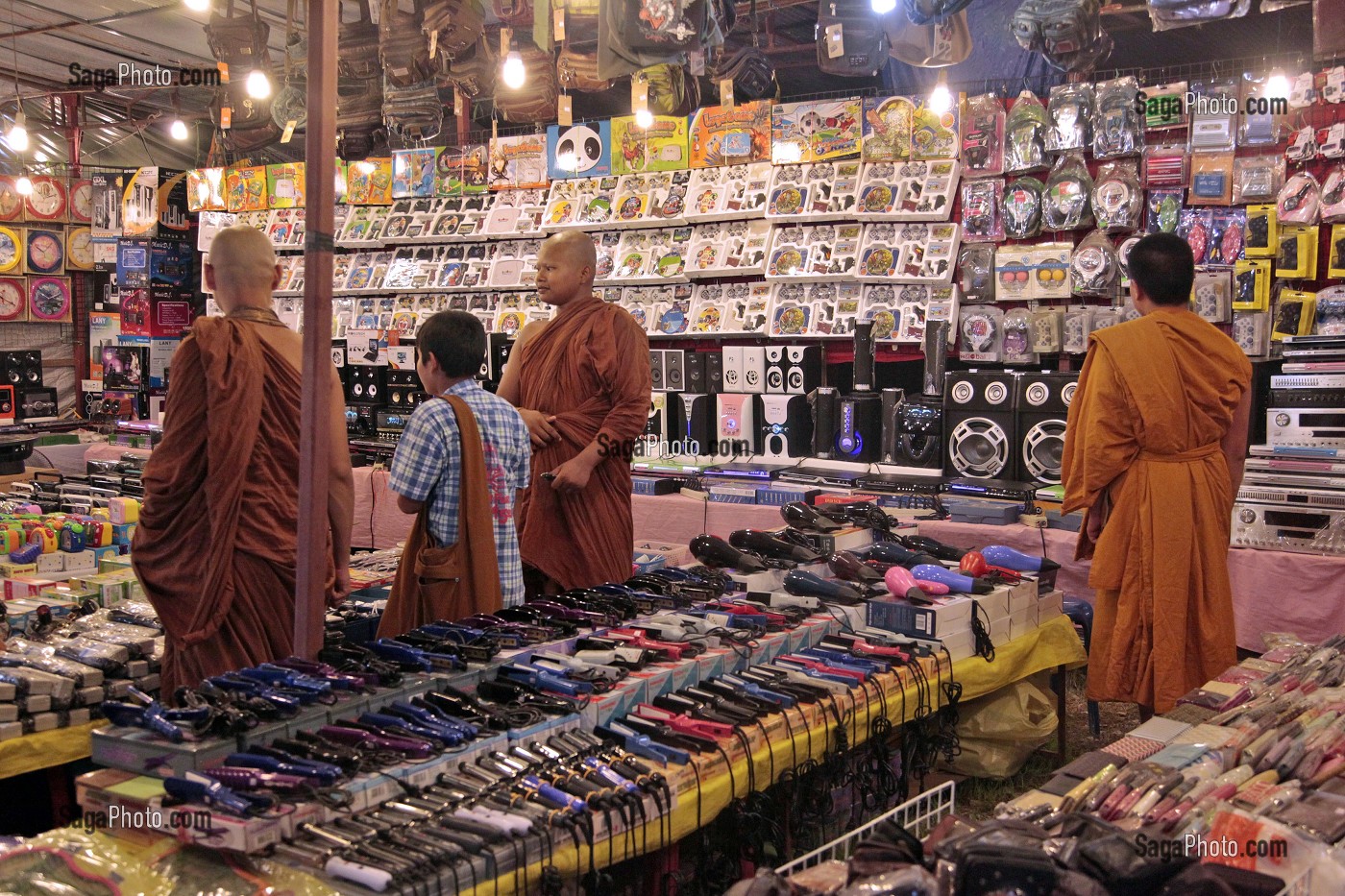 MOINES BOUDDHISTES SUR LE MARCHE DE NUIT, BANG SAPHAN, THAILANDE 