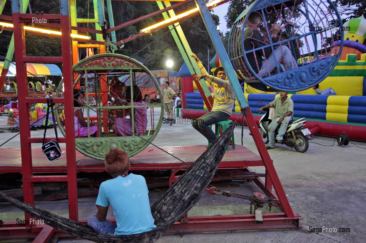 VIEUX MANEGES DE LA FETE FORAINE, FESTIVITES DU NOUVEL AN, BANG SAPHAN, THAILANDE, ASIE 