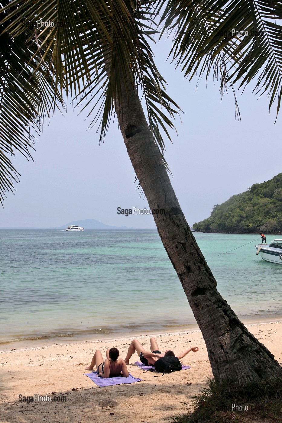 BRONZAGE SUR L'ILE DE KHO THALU, REGION DE BANG SAPHAN, THAILANDE 