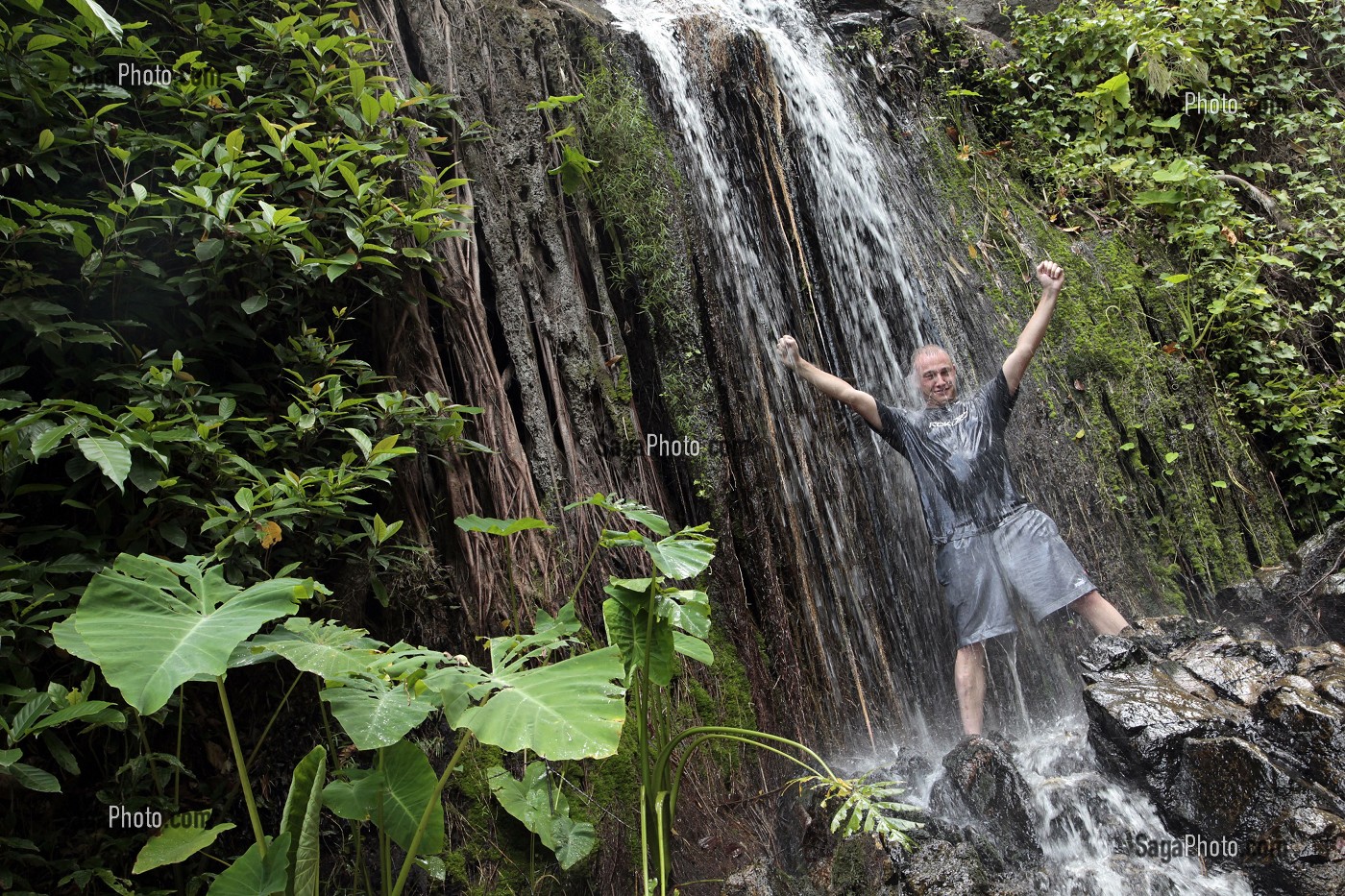 FRAICHEUR SOUS UNE CHUTE D'EAU, TREKKING DANS LA JUNGLE, REGION DE BANG SAPHAN, THAILANDE 