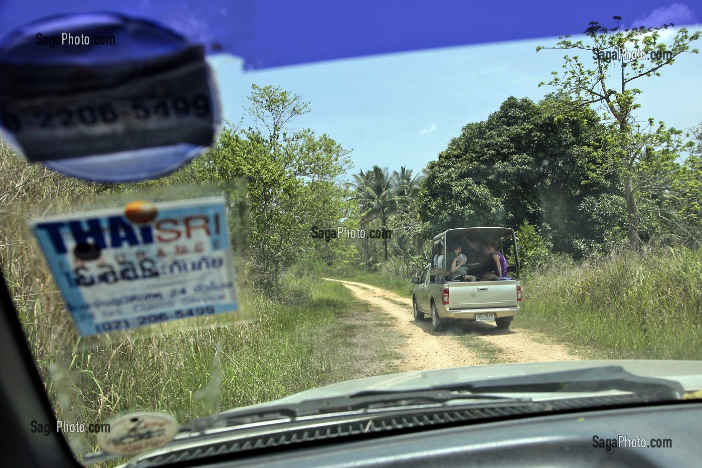 ENTREE DANS LA JUNGLE EN 4X4, RESERVE NATURELLE DE LA REGION DE BANG SAPHAN, THAILANDE 