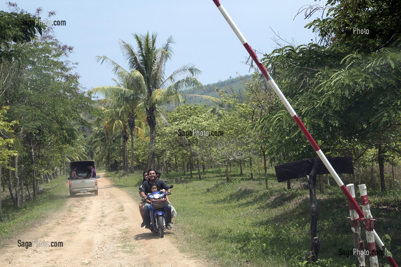 ENTREE DANS LA JUNGLE EN 4X4, RESERVE NATURELLE DE LA REGION DE BANG SAPHAN, THAILANDE 