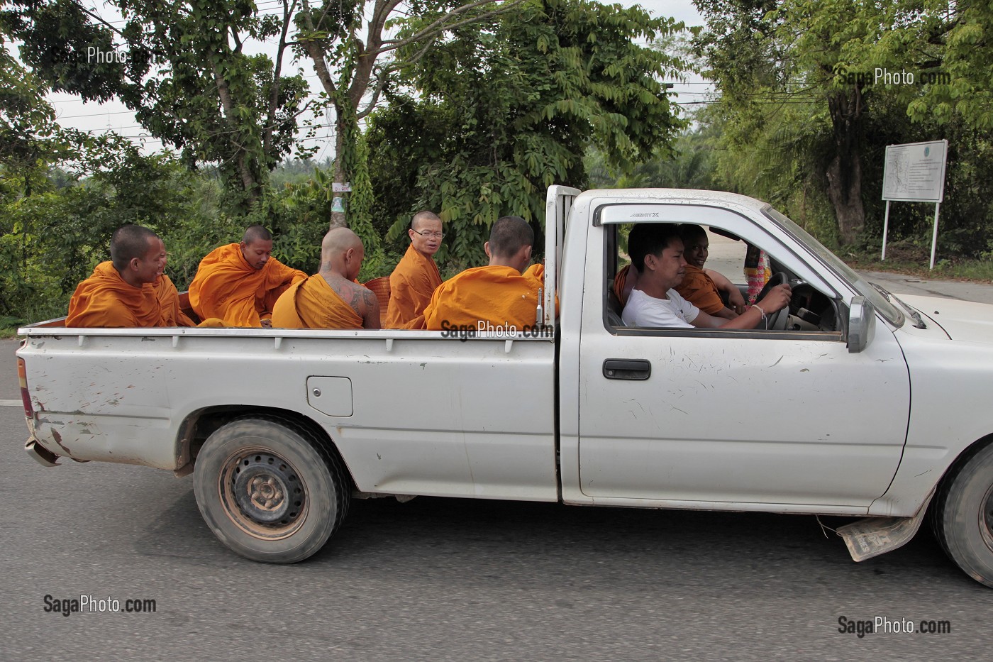 TRANSPORT DE MOINES BOUDDHISTES DANS UN PICKUP, REGION DE BANG SAPHAN, THAILANDE, ASIE 