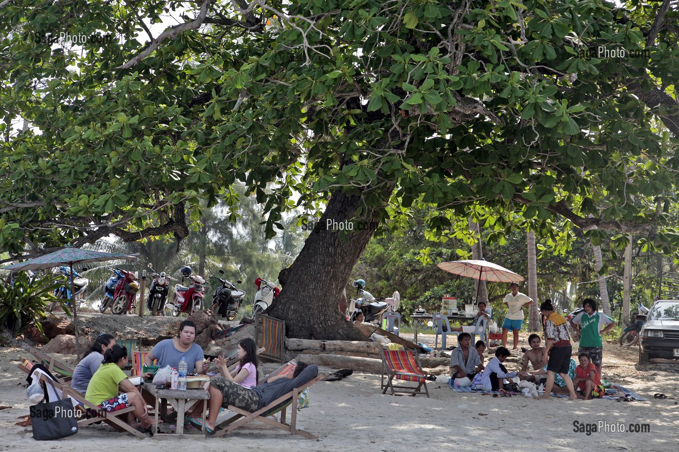 PIQUE-NIQUE, PLAGE DE LA BAIE DE BO THONG LANG, REGION DE BANG SAPHAN, THAILANDE 