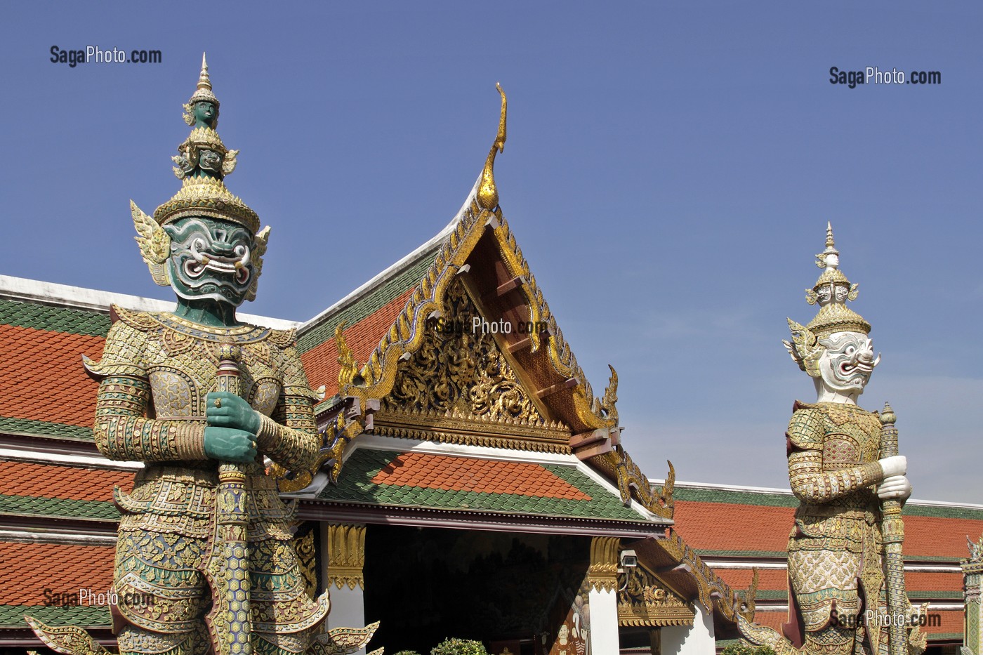 YAKSHA (GARDIENS), GEANTS DU RAMAKIEN CHARGES D'ELOIGNER LES ESPRITS DU MAL, ENTREE DU WAT PHRA KAEO (WAT PHRA KAEW) OU TEMPLE DU BOUDDHA D'EMERAUDE, SITUE DANS L'ENCEINTE DU PALAIS ROYAL, BANGKOK, THAILANDE, ASIE 