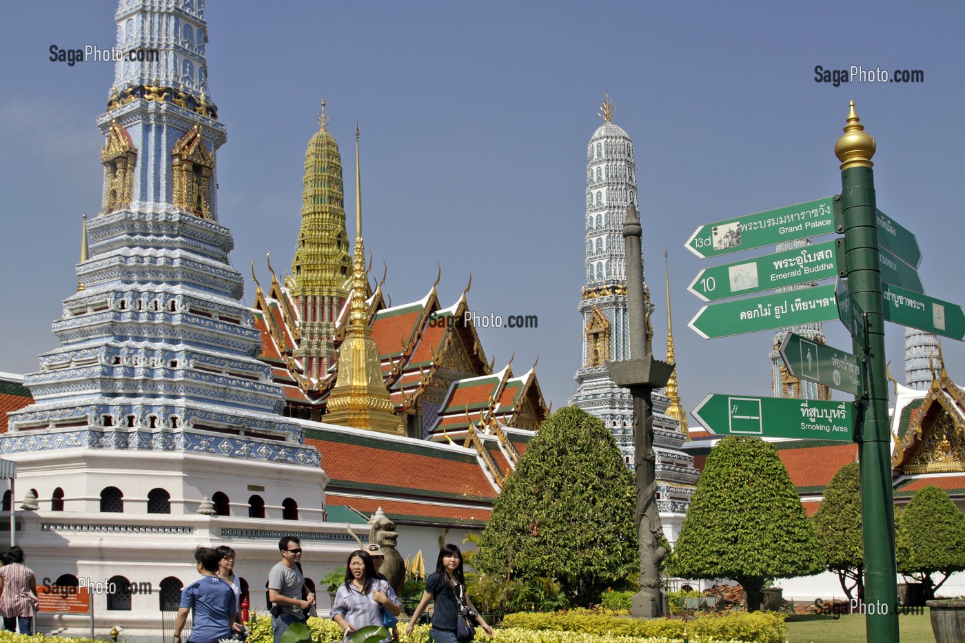 GROUPE DE VISITEURS DANS LES JARDINS DU WAT PHRA KAEO (WAT PHRA KAEW) OU TEMPLE DU BOUDDHA D'EMERAUDE, SITUE DANS L'ENCEINTE DU PALAIS ROYAL, BANGKOK, THAILANDE, ASIE 