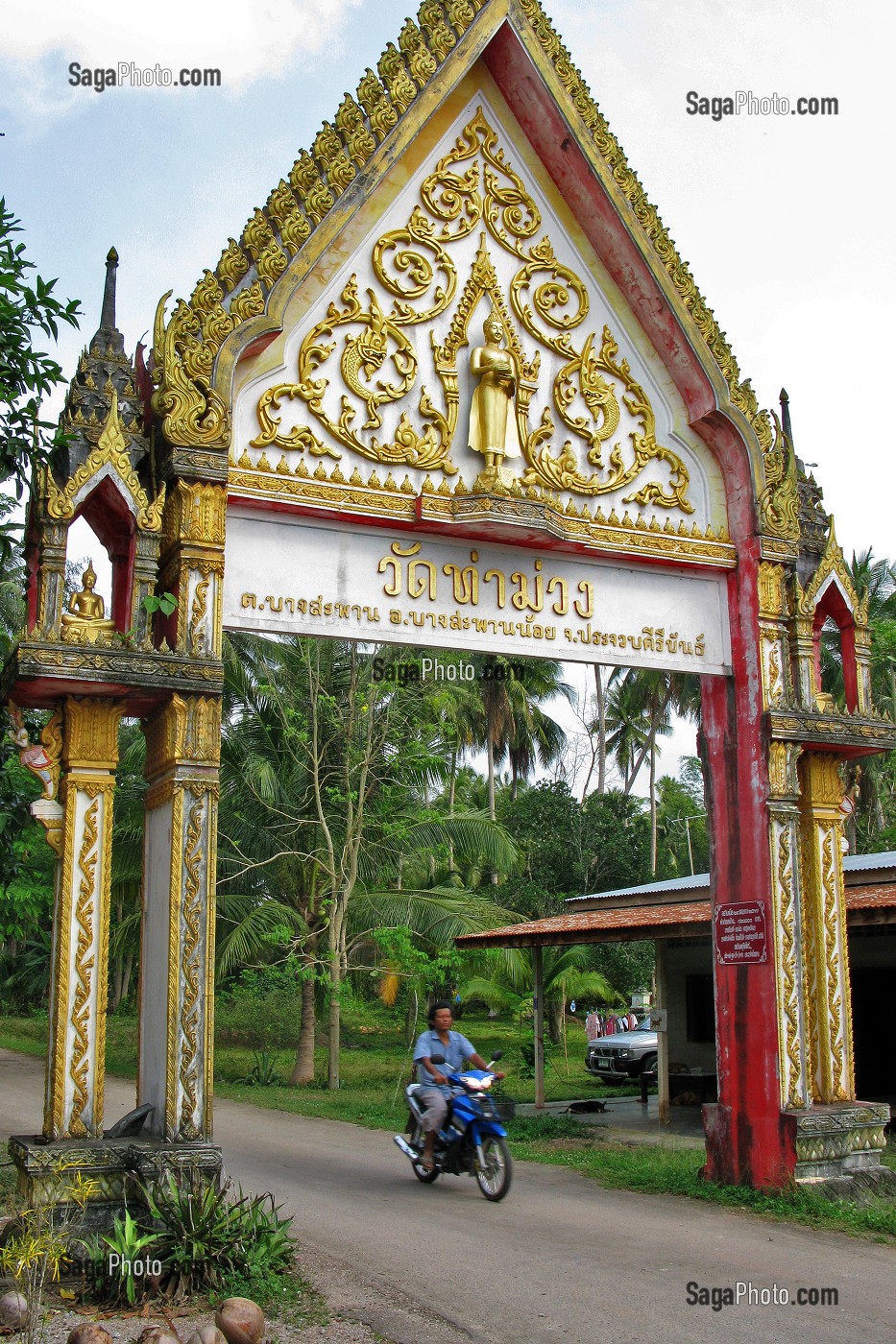 ENTREE DE LA COCOTERAIE, PROVINCE DE BANG SAPHAN, THAILANDE 