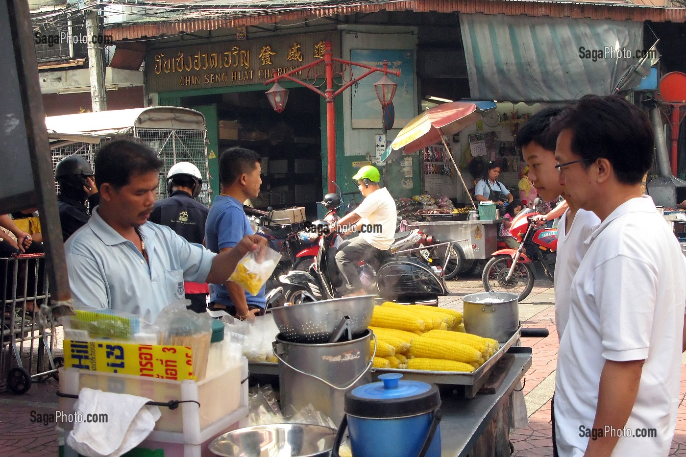 RESTAURATION AMBULANTE SUR LES TROTTOIRS DU QUARTIER CHINOIS, CHINATOWN, BANGKOK, THAILANDE 