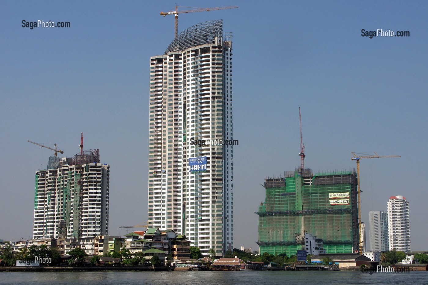 BUILDINGS, IMMEUBLES EN CONSTRUCTION SUR LES RIVES DE LA RIVIERE CHAO PHRAYA, BANGKOK, THAILANDE 