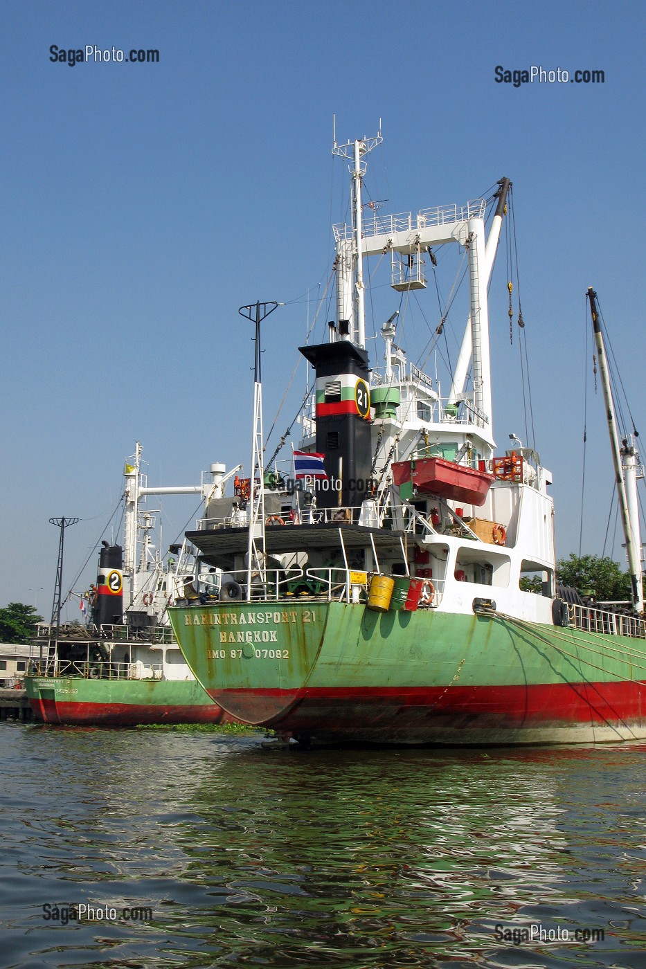 CARGO, BATEAU DE COMMERCE ET BUILDINGS, IMMEUBLES SUR LES RIVES DE LA RIVIERE CHAO PHRAYA. BANGKOK, THAILANDE 