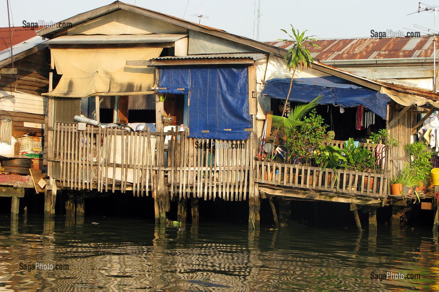 MAISON SUR PILOTIS AU BORD DES KLONGS, PETITS CANAUX, BANGKOK, THAILANDE 