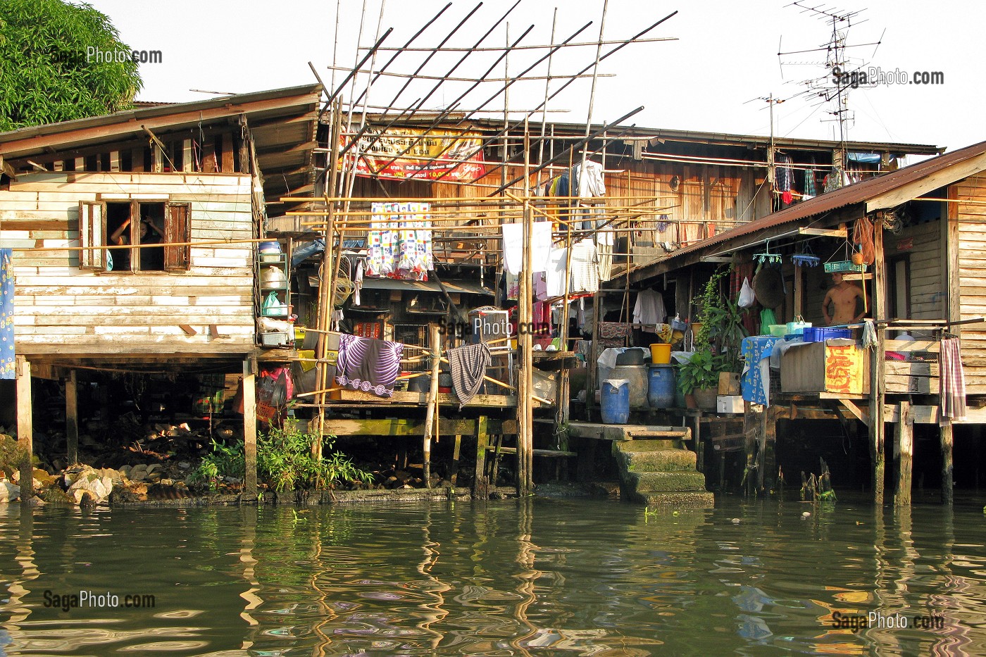 MAISON SUR PILOTIS AU BORD DES KLONGS, PETITS CANAUX, BANGKOK, THAILANDE 