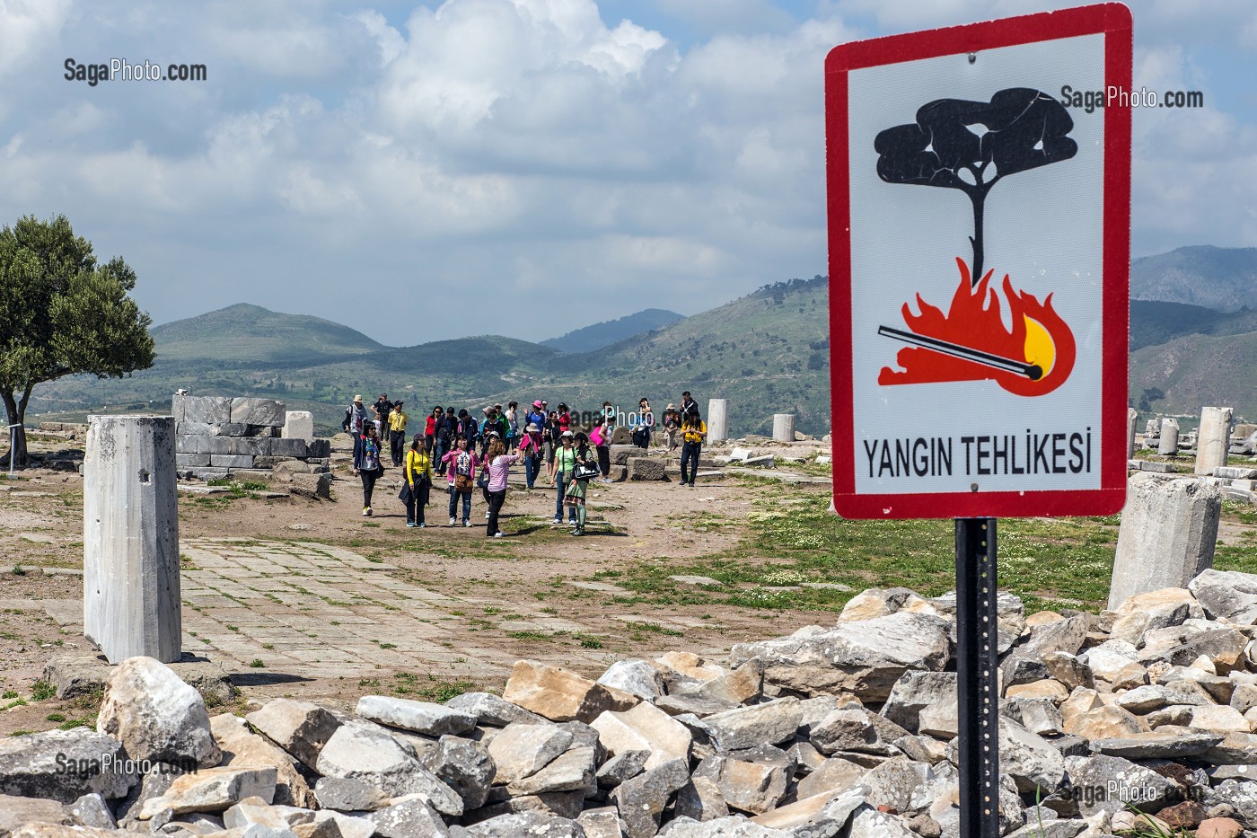 PANNEAU D'INTERDICTION DE FAIRE DU FEU SUR LE SITE DE L'ACROPOLE DE CITE ANTIQUE ROMAINE DE PERGAME, RIVIERA DES OLIVIERS, NORD D’IZMIR, TURQUIE 