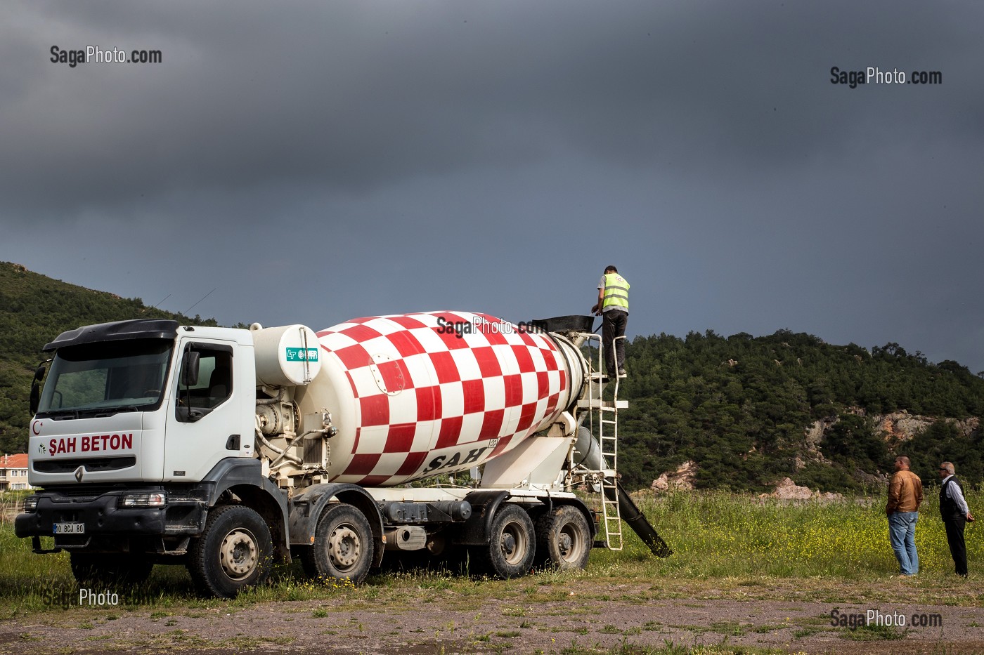 CAMION BETONNEUSE SOUS UN CIEL D'ORAGE, RIVIERA DES OLIVIERS, NORD D’IZMIR, TURQUIE 