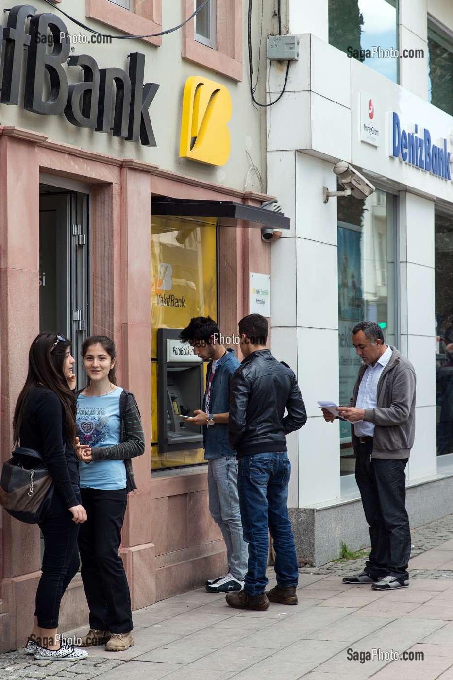 BANQUES ET DISTRIBUTEURS D'ARGENT, BOULEVARD ATATUK, VILLAGE D'AYVALIK SUR LES BORDS DE LA MER EGEE, RIVIERA DES OLIVIERS, NORD D’IZMIR, TURQUIE 