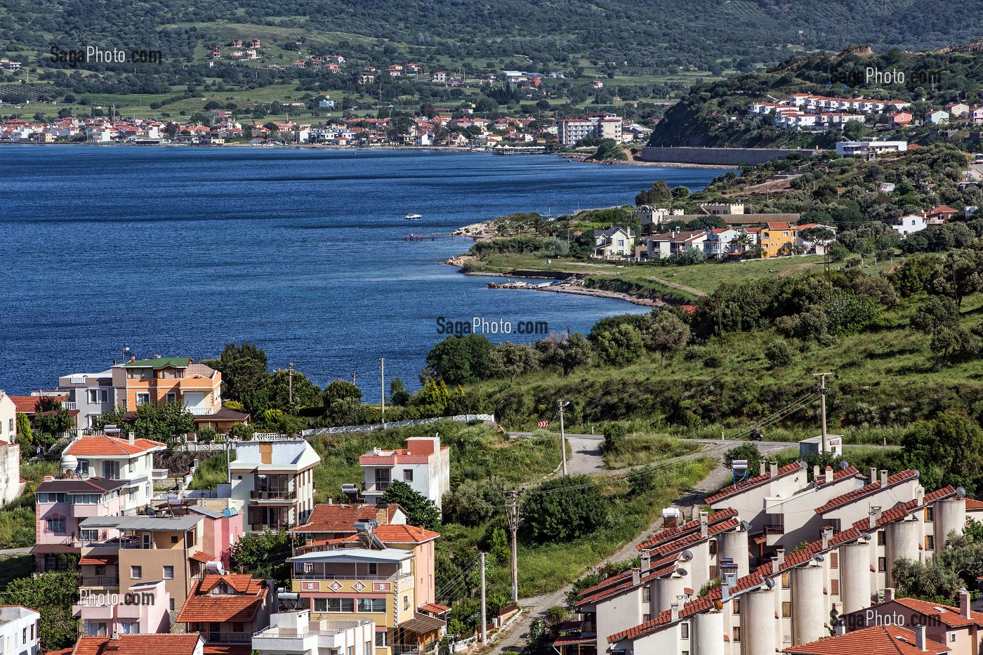 QUARTIER RESIDENTIEL ET RESIDENCES SECONDAIRES DU VILLAGE DE YENIFOCA SUR LA MER EGEE, RIVIERA DES OLIVIERS, NORD D’IZMIR, TURQUIE 