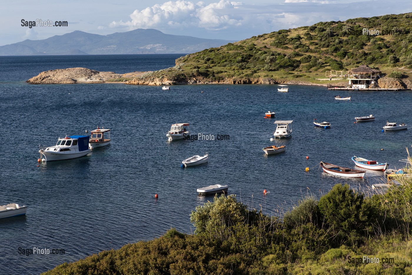 PETIT PORT, COTE DECOUPEE, LITTORAL TURC DE LA MER EGEE, REGION DE FOCA, RIVIERA DES OLIVIERS, NORD D’IZMIR, TURQUIE 