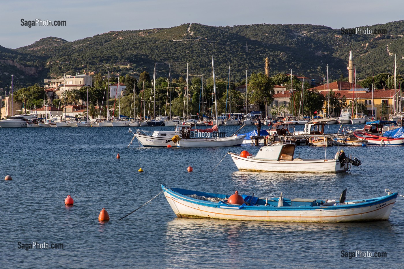 PETIT PORT DEVANT LES 2 MOSQUEES DU VILLAGE DE PECHEURS DE FOCA SUR LA MER EGEE, RIVIERA DES OLIVIERS, NORD D’IZMIR, TURQUIE 