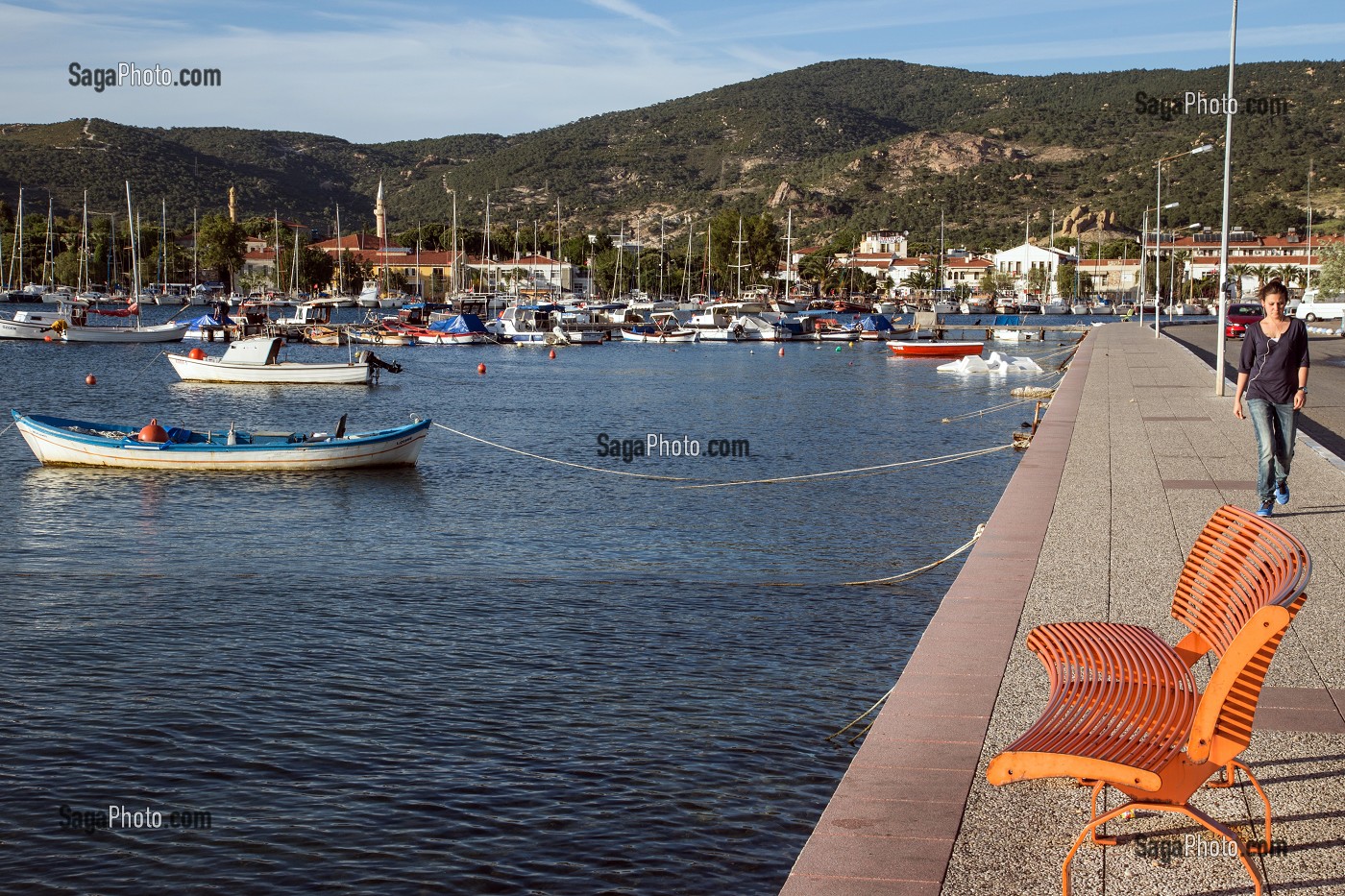 PROMENADE SUR LE PETIT PORT DEVANT LES 2 MOSQUEES DU VILLAGE DE PECHEURS DE FOCA SUR LA MER EGEE, RIVIERA DES OLIVIERS, NORD D’IZMIR, TURQUIE 