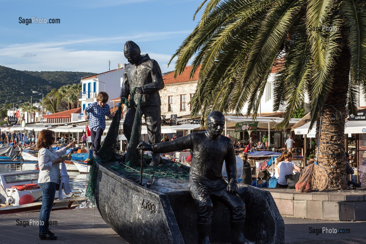 ENFANT ET SA MAMAN, JEU SUR LA STATUE DES PECHEURS, PORT DU VILLAGE DE FOCA SUR LA MER EGEE, RIVIERA DES OLIVIERS, NORD D’IZMIR, TURQUIE 