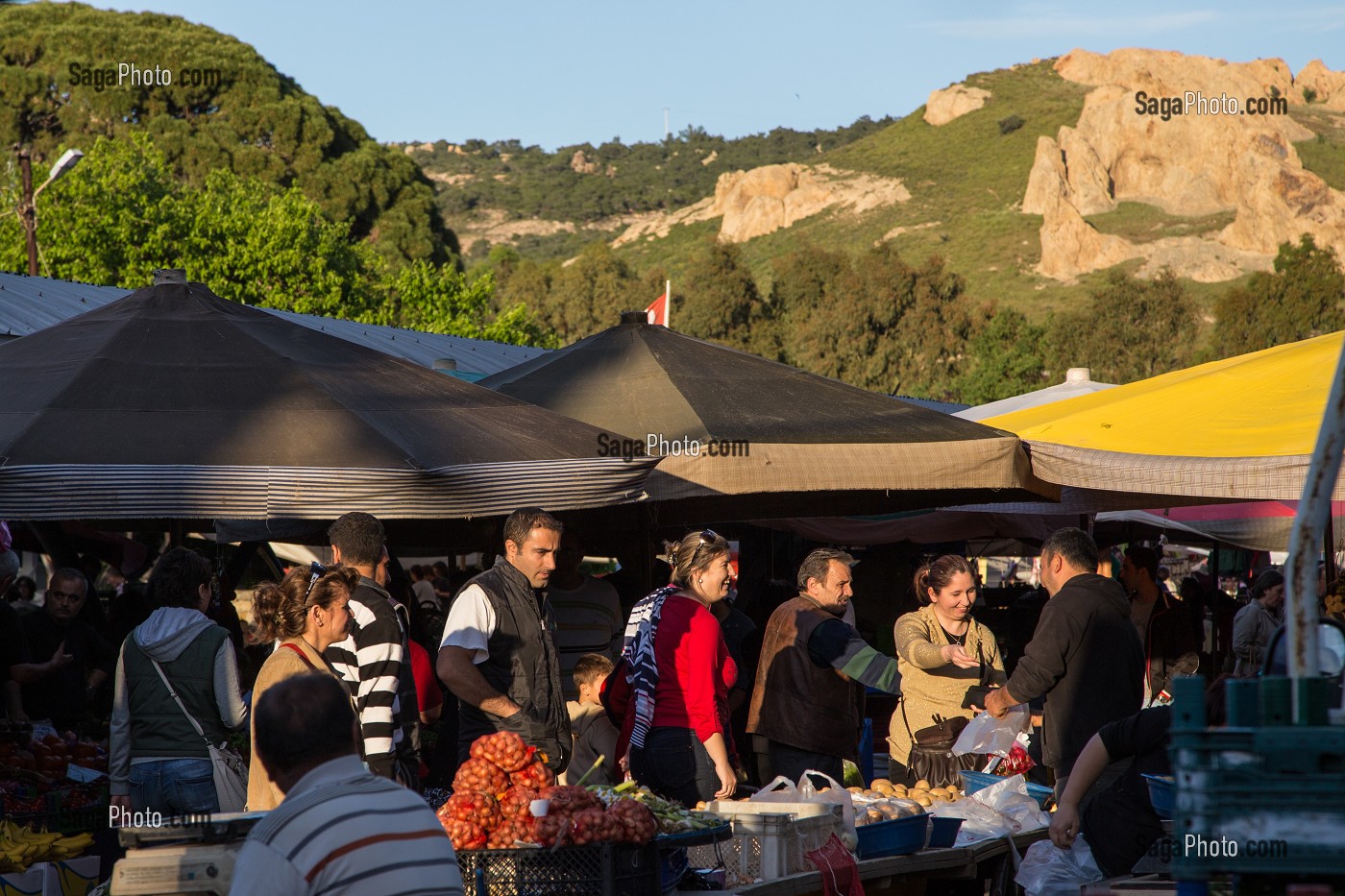COMMERCE SUR LE MARCHE APPELE AUSSI BAZAR, VILLAGE DE PECHEURS DE FOCA SUR LA MER EGEE, RIVIERA DES OLIVIERS, NORD D’IZMIR, TURQUIE 