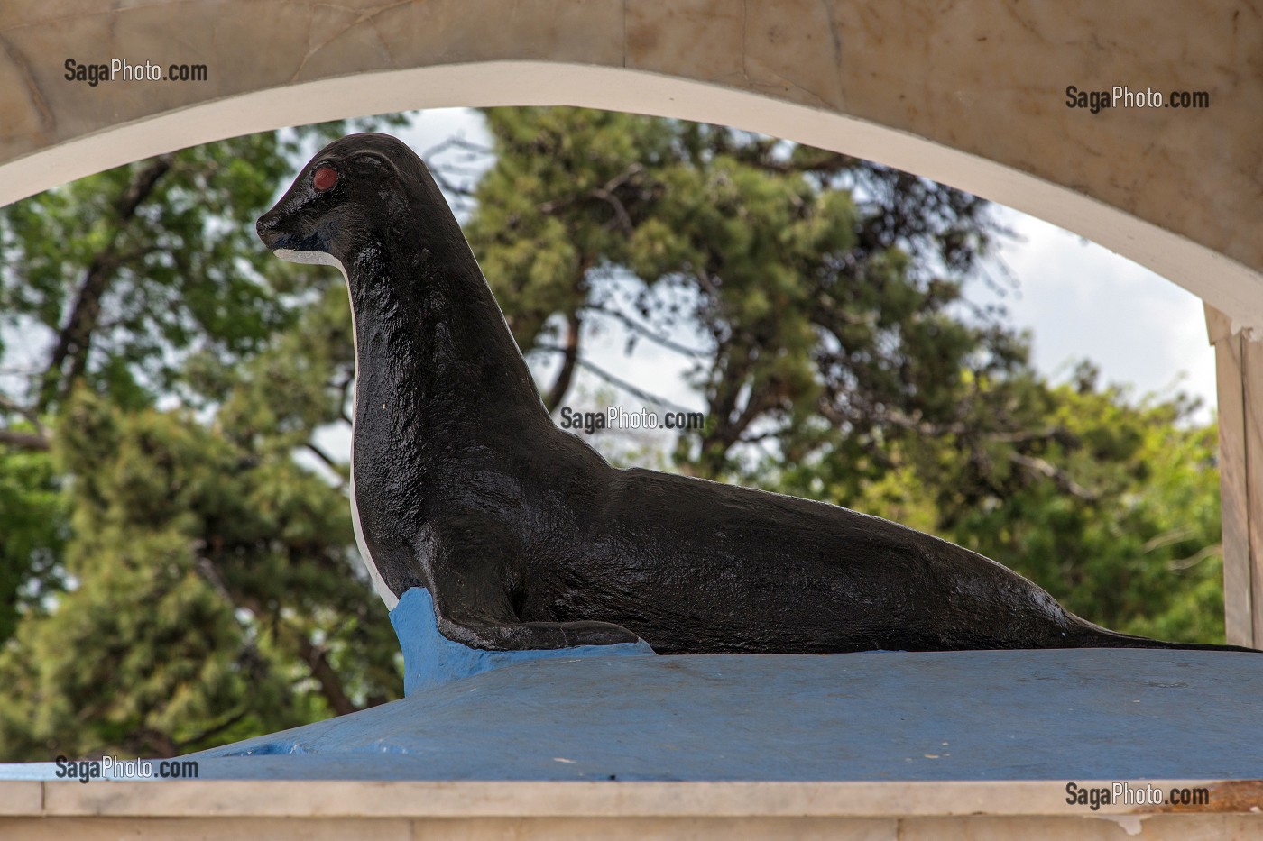 STATUE DE PHOQUES MOINES DEVENUS LE NOUVEAU SYMBOLE DU VILLAGE DE PECHEURS DE FOCA SUR LA MER EGEE, RIVIERA DES OLIVIERS, NORD D’IZMIR, TURQUIE 