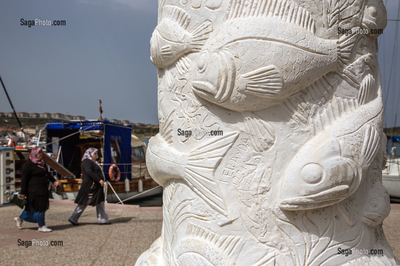 STATUE DES POISSONS SUR LE PORT DU VILLAGE DE PECHEURS DE FOCA SUR LA MER EGEE, RIVIERA DES OLIVIERS, NORD D’IZMIR, TURQUIE 