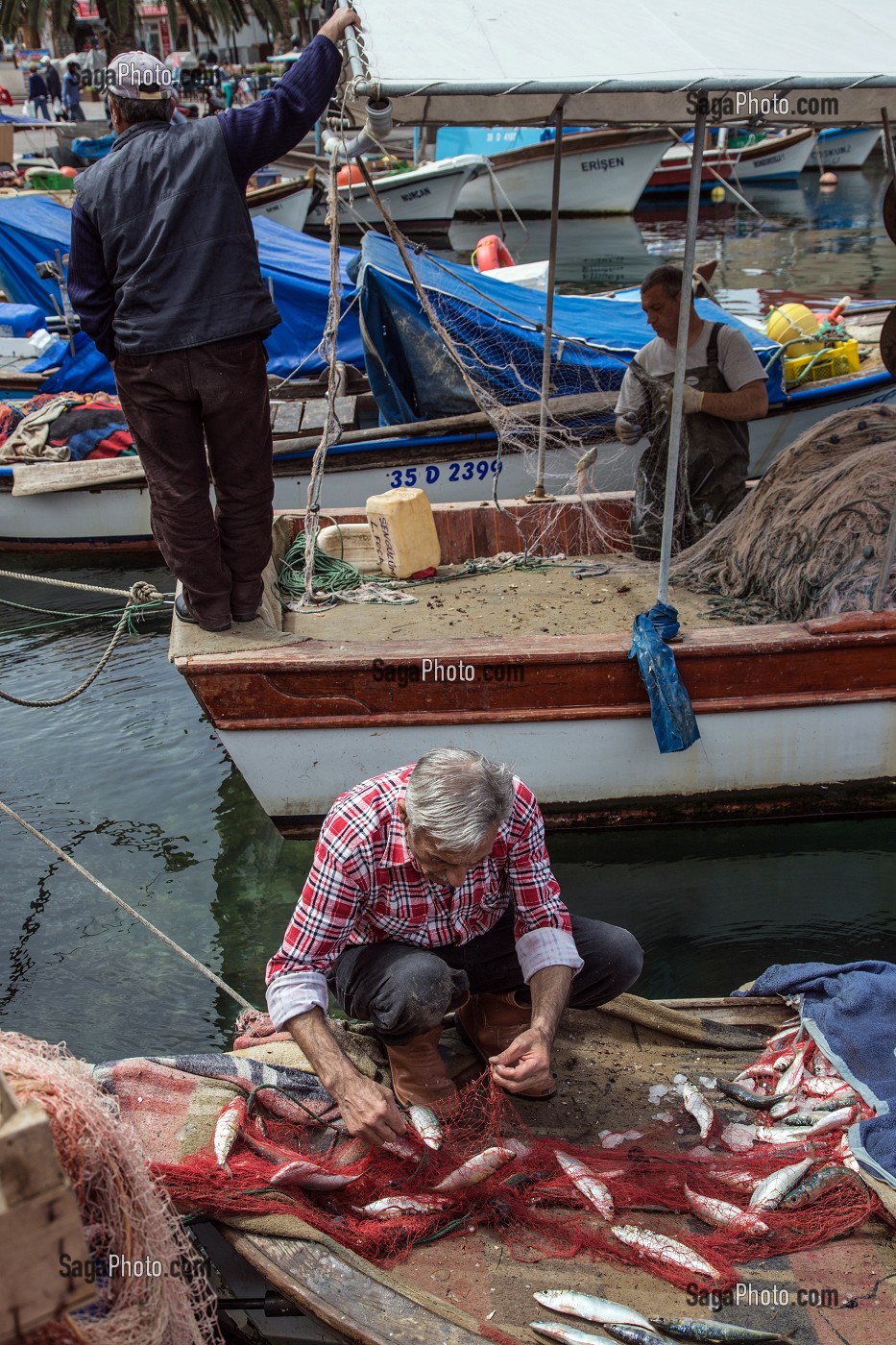 RETOUR DE LA PECHE AVEC LES POISSONS DANS LES FILETS, PORT DU VILLAGE DE PECHEURS DE FOCA SUR LA MER EGEE, RIVIERA DES OLIVIERS, NORD D’IZMIR, TURQUIE 