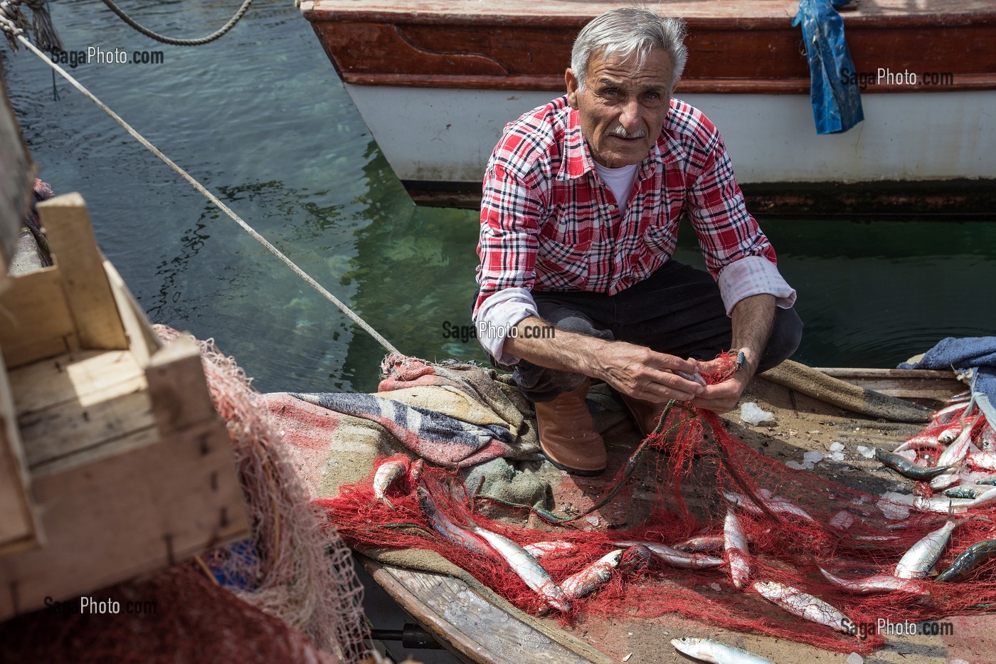 RETOUR DE LA PECHE AVEC LES POISSONS DANS LES FILETS, PORT DU VILLAGE DE PECHEURS DE FOCA SUR LA MER EGEE, RIVIERA DES OLIVIERS, NORD D’IZMIR, TURQUIE 