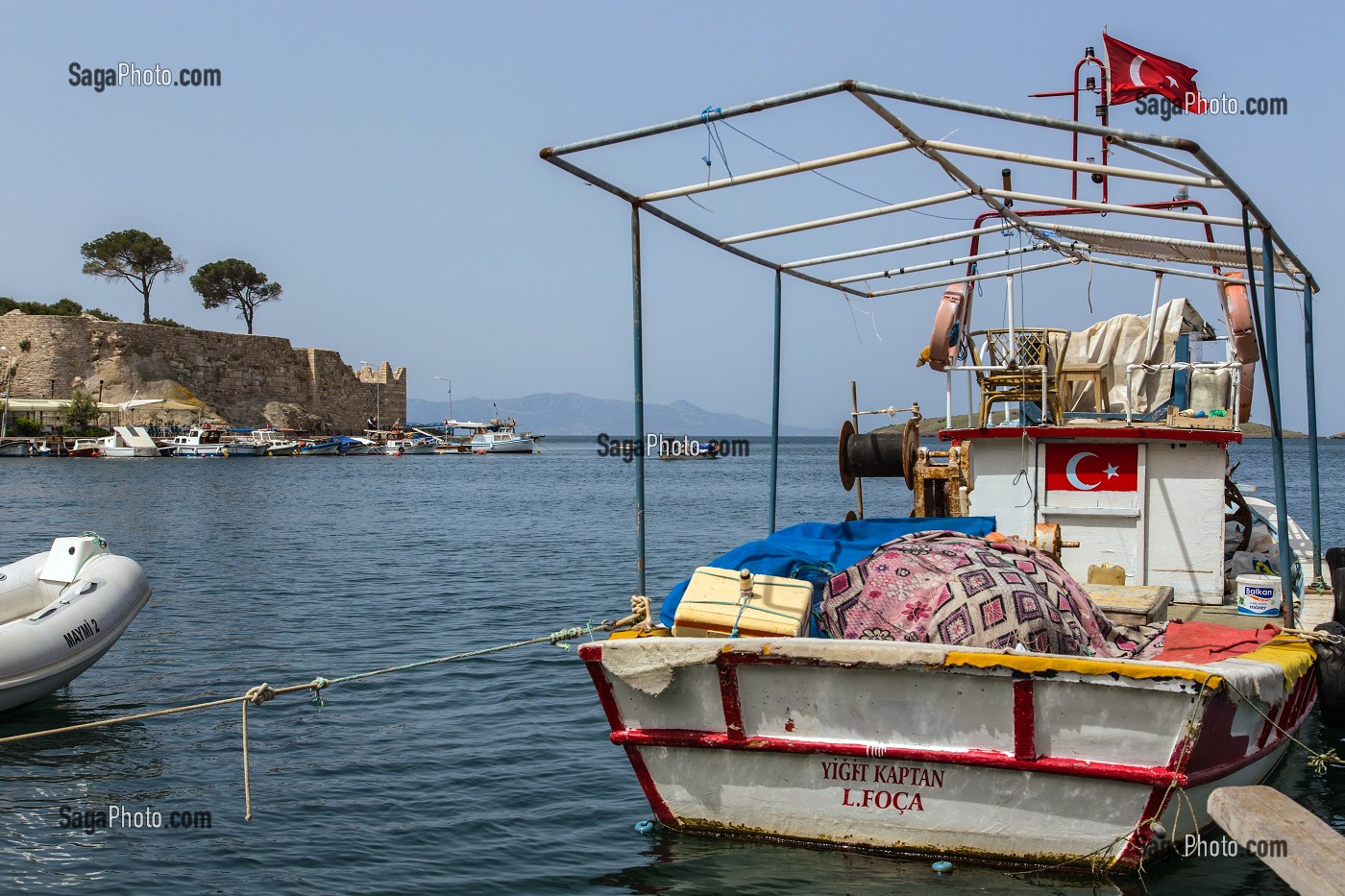 BATEAU DE PECHE DEVANT LES REMPARTS DU VILLAGE DE PECHEURS DE FOCA SUR LA MER EGEE, RIVIERA DES OLIVIERS, NORD D’IZMIR, TURQUIE 