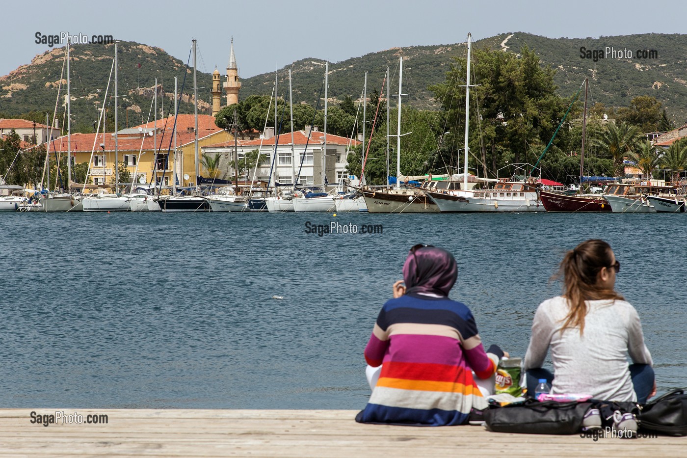 JEUNES FEMMES DEVANT LE PORT DE PLAISANCE, VILLAGE DE PECHEURS DE FOCA SUR LA MER EGEE, RIVIERA DES OLIVIERS, NORD D’IZMIR, TURQUIE 