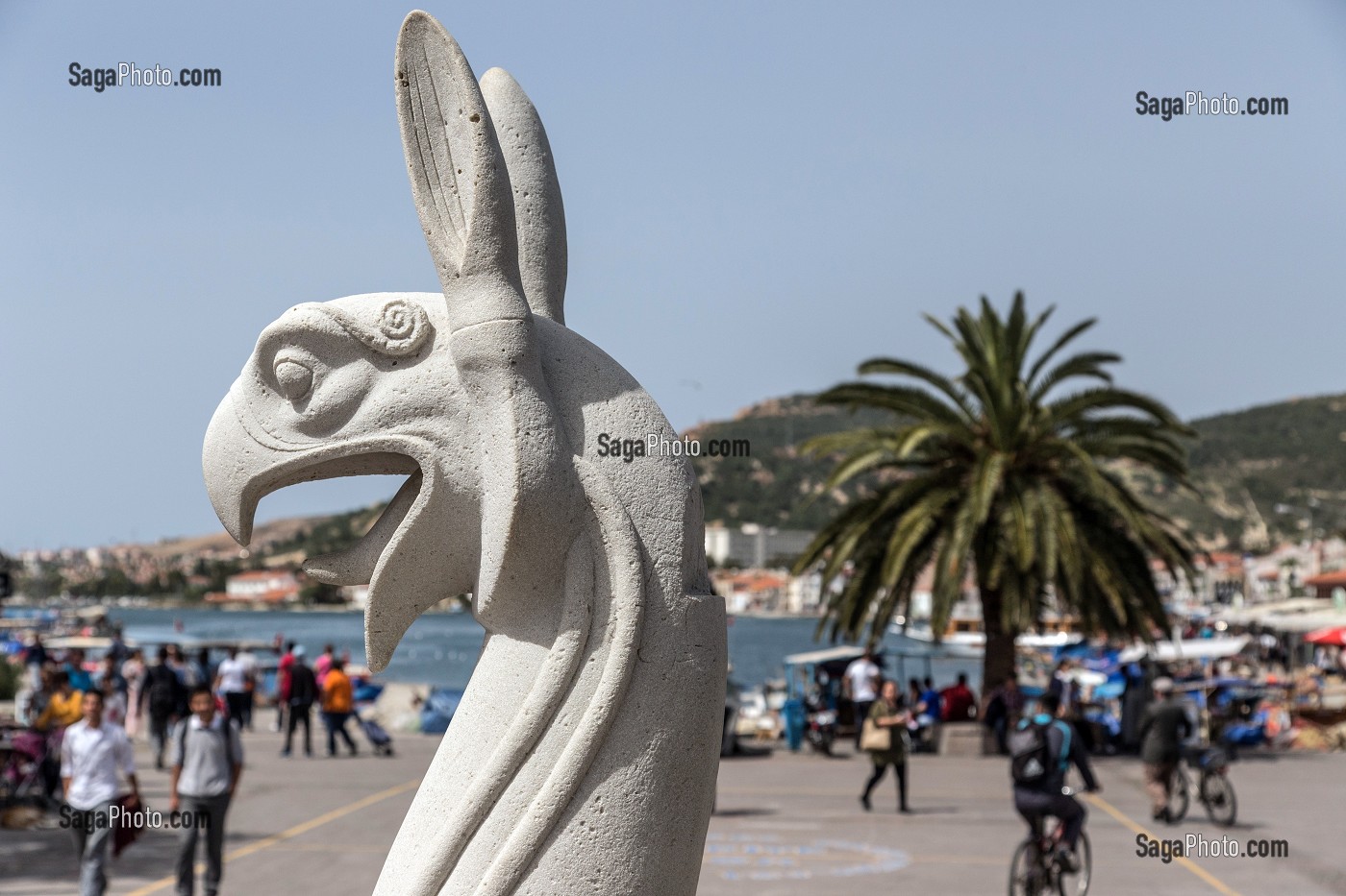 LE GRIFFON, SYMBOLE DE L'ANCIENNE VILLE DE PHOKAIA, PORT DU VILLAGE DE PECHEURS DE FOCA SUR LA MER EGEE, RIVIERA DES OLIVIERS, NORD D’IZMIR, TURQUIE 