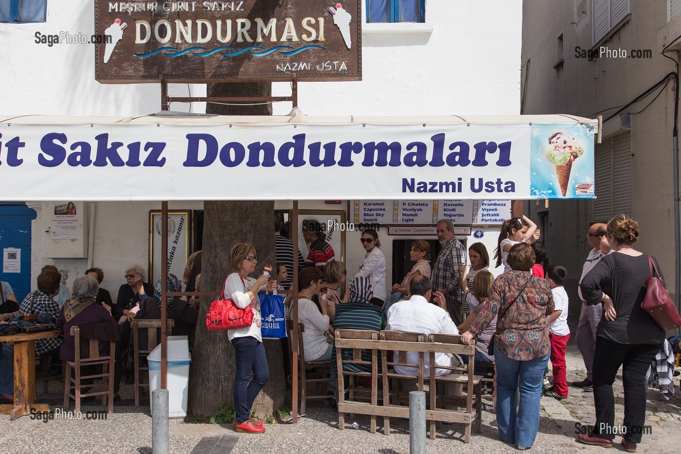 LE GLACIER RENOMME 'SAKIZ DONDURMALARI', VILLAGE DE PECHEURS DE FOCA SUR LA MER EGEE, RIVIERA DES OLIVIERS, NORD D’IZMIR, TURQUIE 