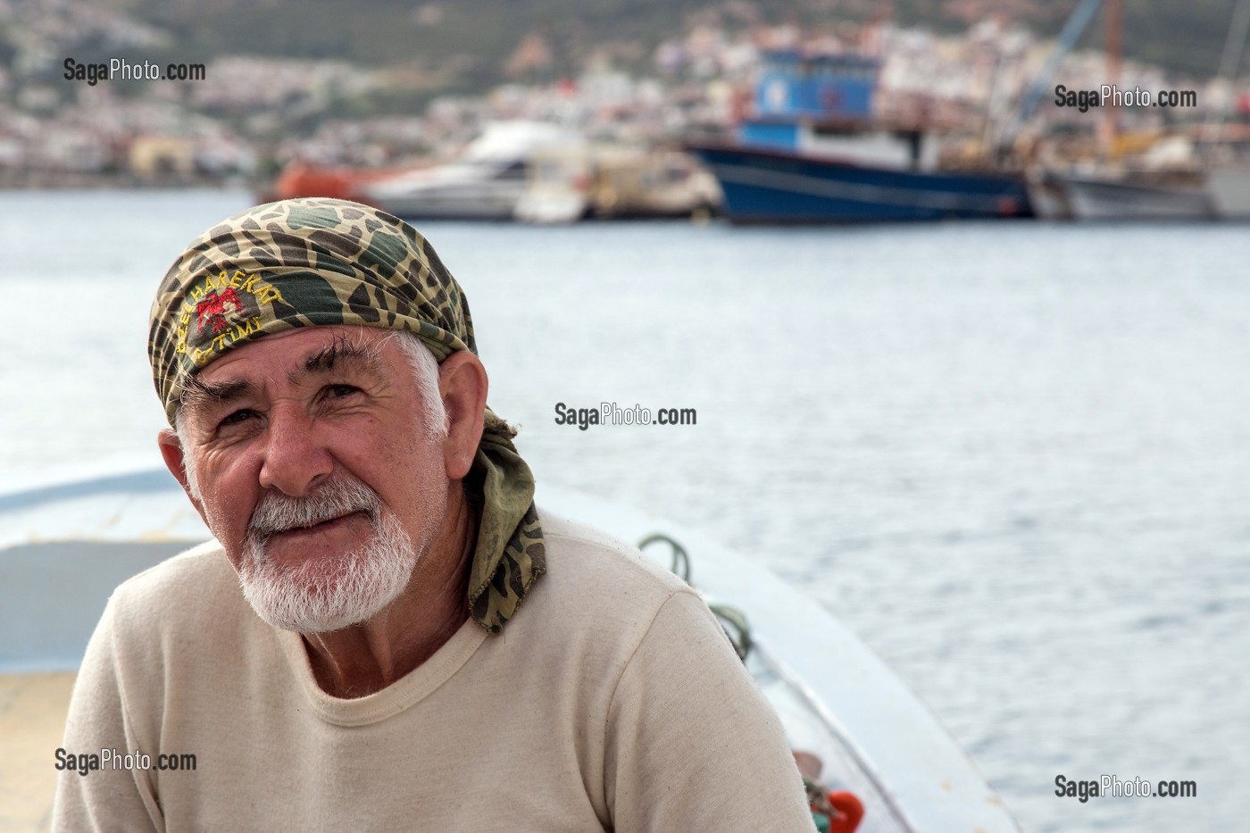 ISLAM SUR SON BATEAU, PECHEUR DU VILLAGE DE YENIFOCA, RIVIERA DES OLIVIERS, NORD D’IZMIR, TURQUIE 