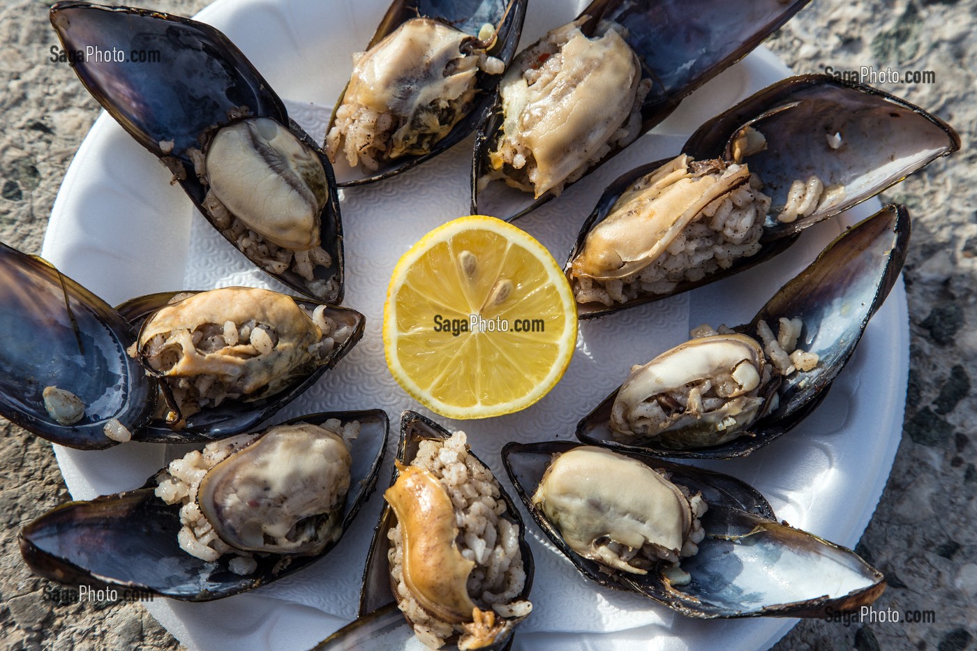 STREET FOOD, LES MOULES FARCIES AU RIZ (MIDYE DOLMA), VILLAGE DE YENIFOCA, RIVIERA DES OLIVIERS, NORD D’IZMIR, TURQUIE 