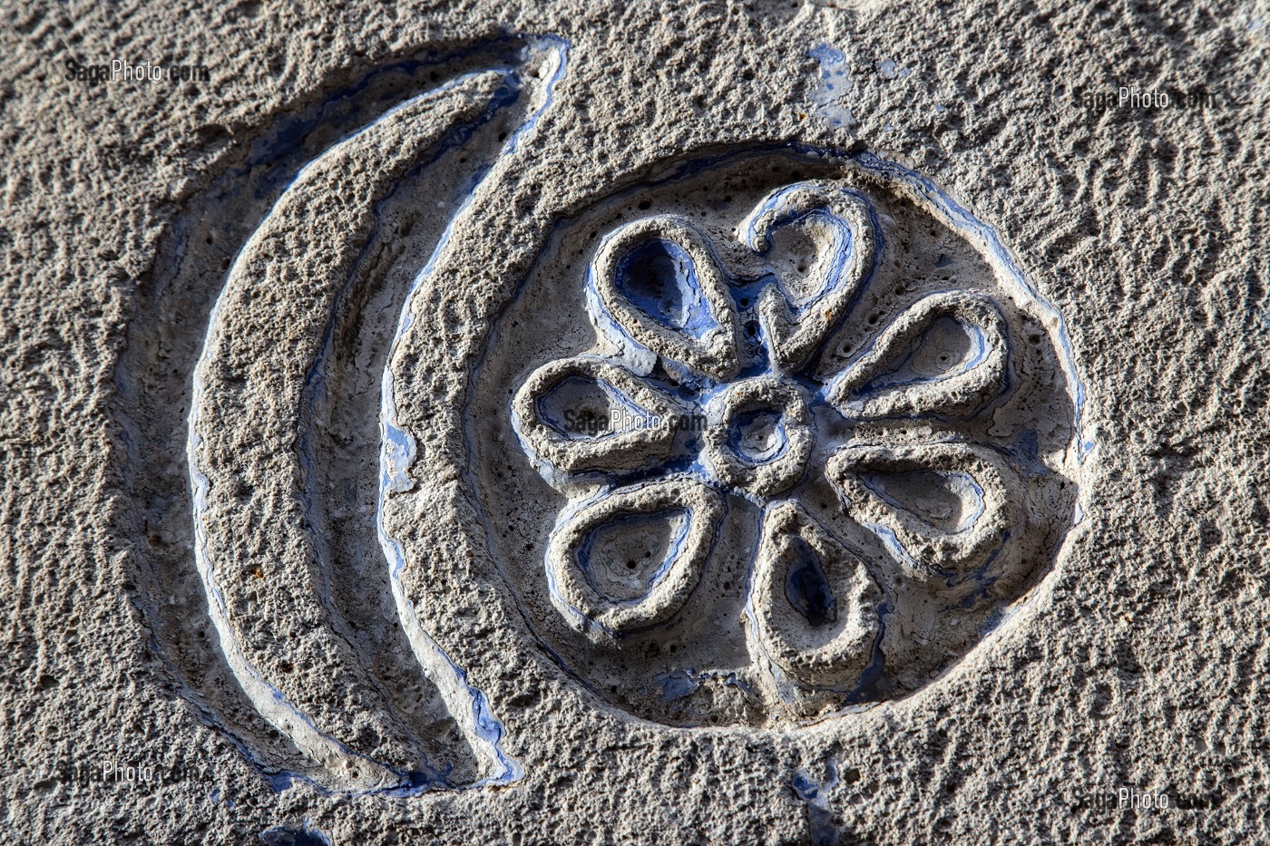 SYMBOLE SUR LES MAISONS AYANT APPARTENUES A DES GRECS CHRETIENS ORTHODOXES AU XIX EME SIECLE, VILLAGE DE YENIFOCA, RIVIERA DES OLIVIERS, NORD D’IZMIR, TURQUIE 