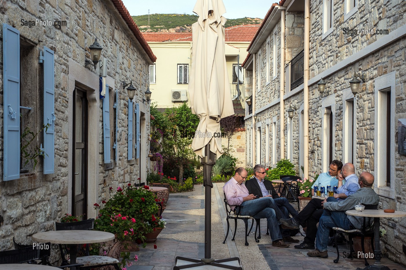 COUR INTERIEURE BOUTIQUE HOTEL LE GRIFFON INSTALLE DANS UNE ANCIENNE USINE A HUILE, VILLAGE DE YENIFOCA, RIVIERA DES OLIVIERS, NORD D’IZMIR, TURQUIE 