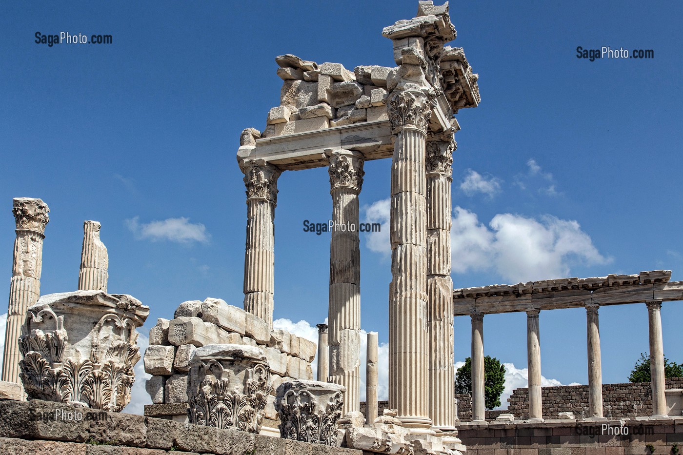 LE TEMPLE DE TRAJAN, SITE DE L'ACROPOLE DE CITE ANTIQUE ROMAINE DE PERGAME, RIVIERA DES OLIVIERS, NORD D’IZMIR, TURQUIE 