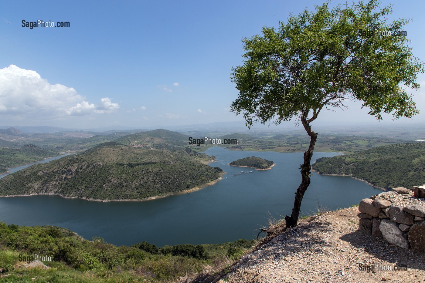 LAC ARTIFICIEL DE RETENUE D'EAU, PERGAME, RIVIERA DES OLIVIERS, NORD D’IZMIR, TURQUIE 