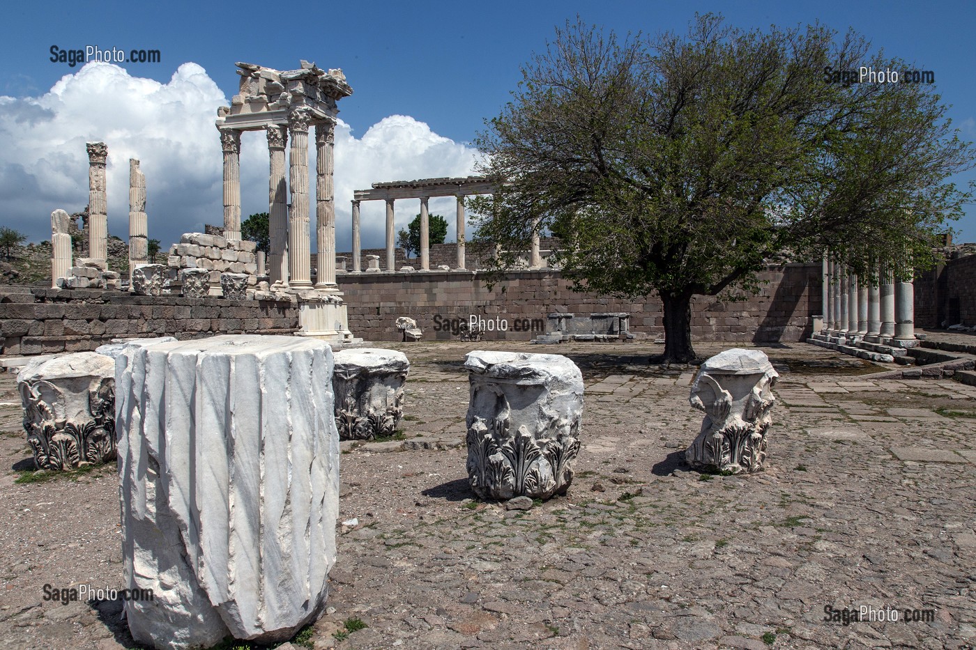 LE TEMPLE DE TRAJAN, SITE DE L'ACROPOLE DE CITE ANTIQUE ROMAINE DE PERGAME, RIVIERA DES OLIVIERS, NORD D’IZMIR, TURQUIE 