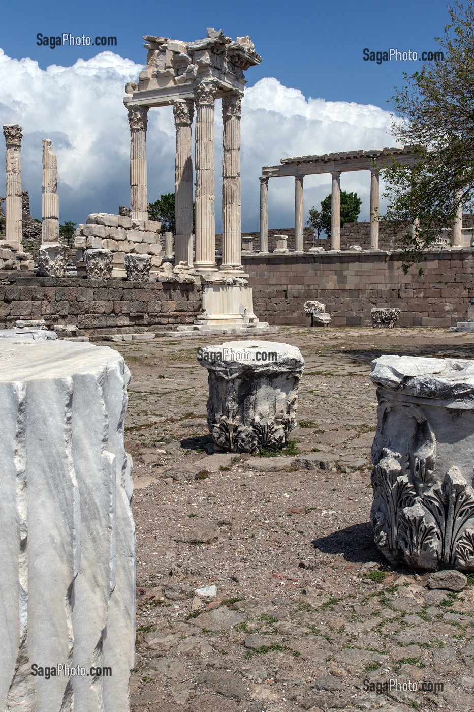 LE TEMPLE DE TRAJAN, SITE DE L'ACROPOLE DE CITE ANTIQUE ROMAINE DE PERGAME, RIVIERA DES OLIVIERS, NORD D’IZMIR, TURQUIE 