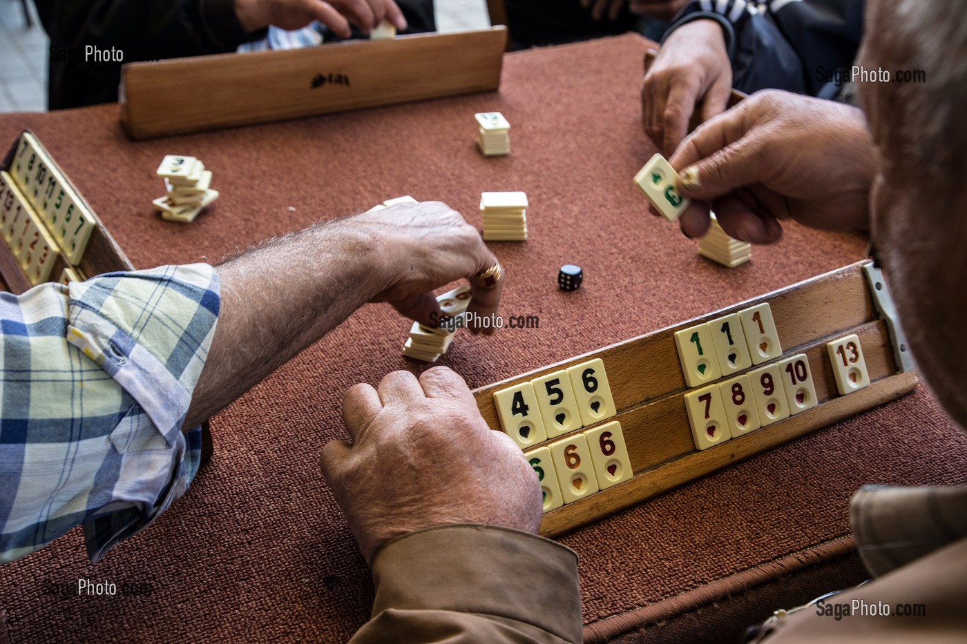 JEU DE SOCIETE TURC, JOUEURS DE OKEY DANS UN CAFE DE PERGAME, RIVIERA DES OLIVIERS, NORD D’IZMIR, TURQUIE 