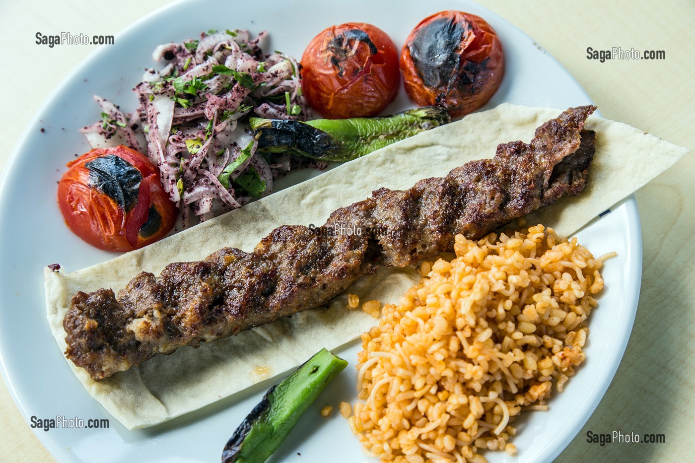 KEBAB BICAKSIRLTI, VIANDES DE BOEUF ET D'AGNEAU EN GRILLADE COUPE AU COUTEAU, PLAT TRADITIONNEL TURC, RESTAURANT DE PERGAME, RIVIERA DES OLIVIERS, NORD D’IZMIR, TURQUIE 