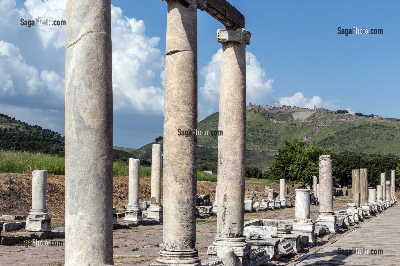 LES COLONNES DE L'ASCLEPIEION (ASKLEPIEION) OU SANCTUAIRE DE GUERISON ROMAIN, CENTRE MEDICAL DU GRAND MEDECIN GALIEN, PERGAME, RIVIERA DES OLIVIERS, NORD D’IZMIR, TURQUIE 