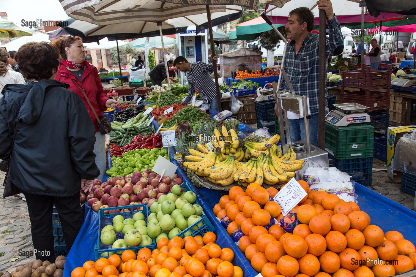 ETALAGE DE FRUITS ET LEGUMES, MARCHE ALIMENTAIRE DE NAMIK KEMAL, CUNDA ALIBEY, RIVIERA DES OLIVIERS, NORD D’IZMIR, TURQUIE 