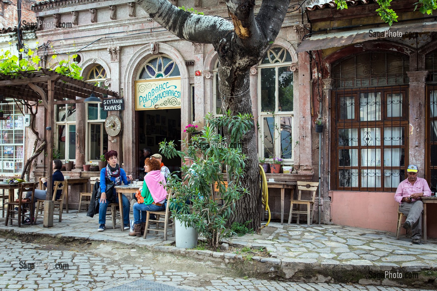 CAFE BAR PALABAHCE KAHVEHANESI DE LA RUE 13 NISSAN, VILLE D’AYVALIK SUR LES BORDS DE LA MER EGEE, RIVIERA DES OLIVIERS, NORD D’IZMIR, TURQUIE 