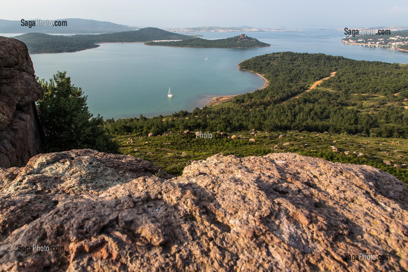PANORAMA DE SEYTAN TEPESI YOLU  (LA CENE DE SATAN OU L'EMPREINTE DU DIABLE) SUR LE GOLFE AYVALIK, RIVIERA DES OLIVIERS, NORD D'IZMIR SUR LA MER EGEE, TURQUIE 