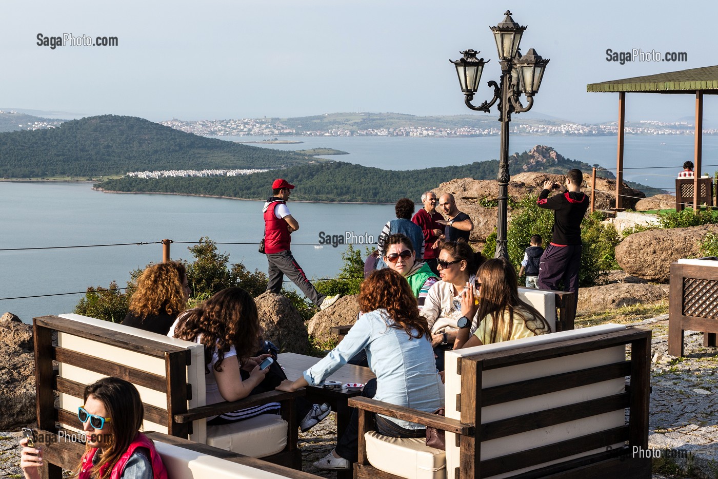 TERRASSE DU CAFE AU PANORAMA DE SEYTAN TEPESI YOLU (LA CENE DE SATAN OU L'EMPREINTE DU DIABLE) SUR LE GOLFE AYVALIK, RIVIERA DES OLIVIERS, NORD D'IZMIR SUR LA MER EGEE, TURQUIE 
